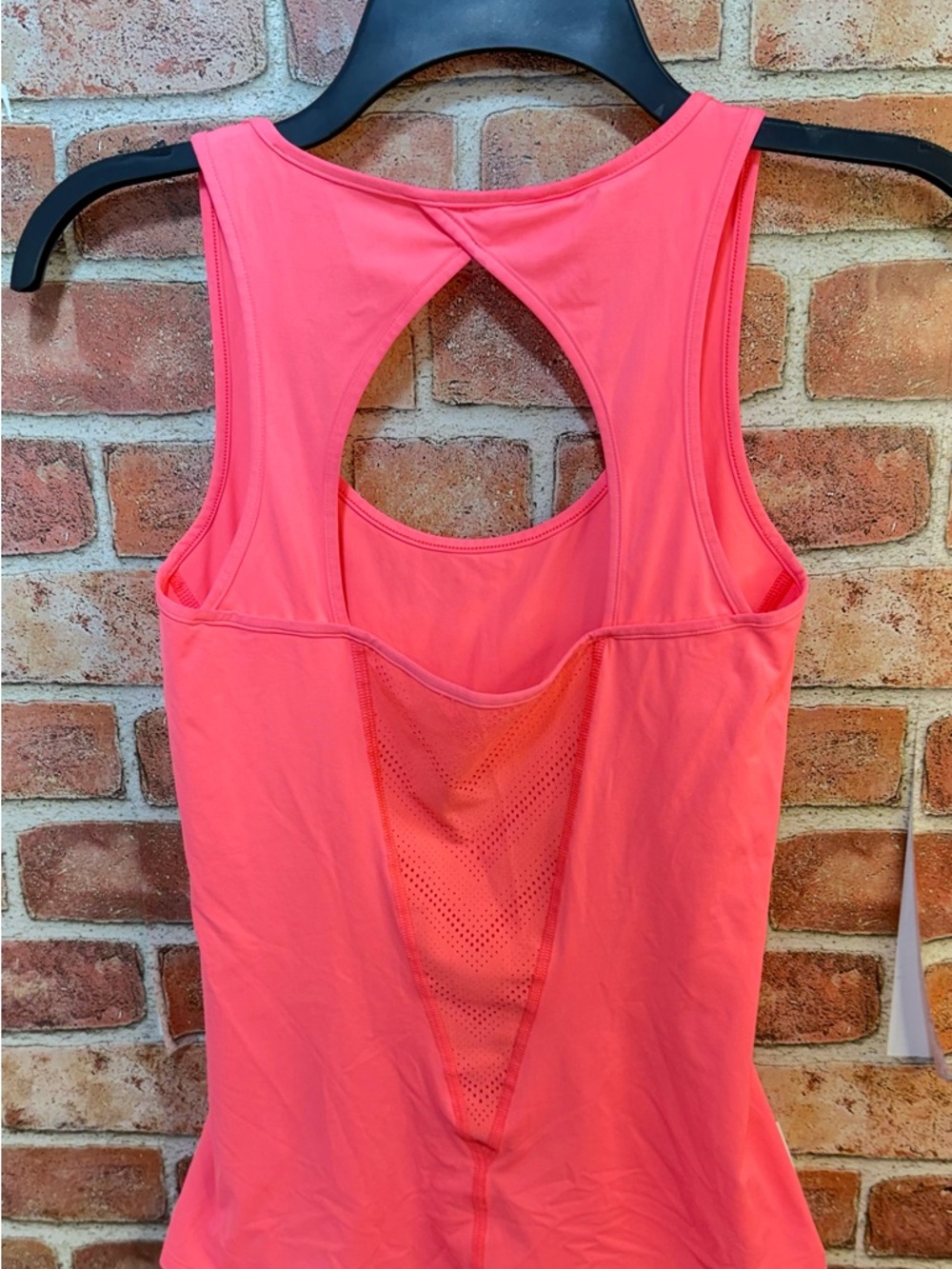 Under Armour Women's Racerback Heat Gear neon Pink Performance Tank Top sz XS - Picture 2 of 5
